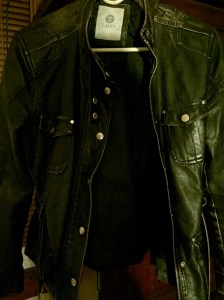 Look closely at the shoulders...